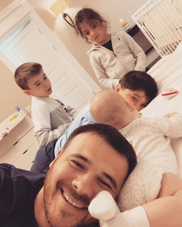 Emin 4 övladı ilə fotolar paylaşdı 