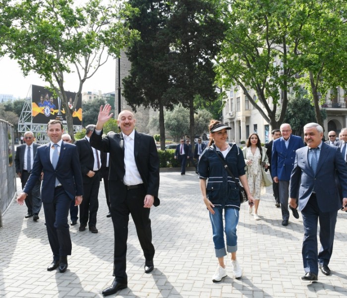 Prezident ailəsi ilə birlikdə bulvarda gəzintiyə çıxdı - VİDEO (FOTO) - YENİLƏNİB