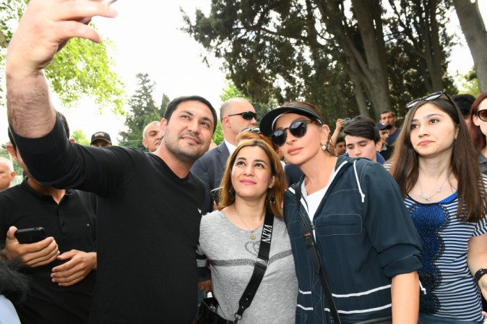 Prezident ailəsi ilə birlikdə bulvarda gəzintiyə çıxdı - VİDEO (FOTO) - YENİLƏNİB