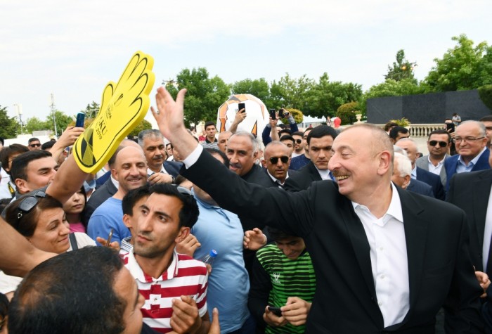 Prezident ailəsi ilə birlikdə bulvarda gəzintiyə çıxdı - VİDEO (FOTO) - YENİLƏNİB