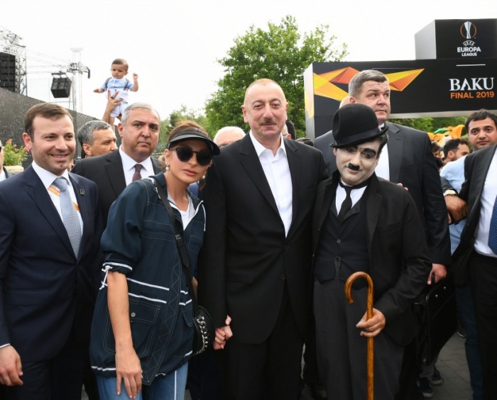 Prezident ailəsi ilə birlikdə bulvarda gəzintiyə çıxdı - VİDEO (FOTO) - YENİLƏNİB
