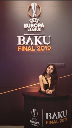 Türkiyəli aktrisa Məsut Özilə görə Bakıda - FOTO