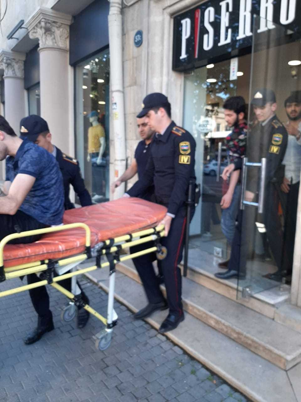 Halı pisləşən şəxsə polislər kömək etdi - Bakıda (FOTO)