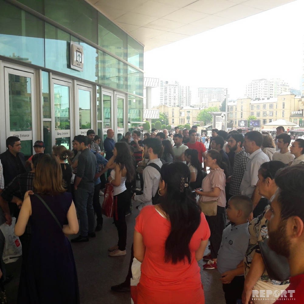 Bakı metrosunda DƏHŞƏT: Qadın özünü qatarın altına atdı (FOTO-VİDEO)