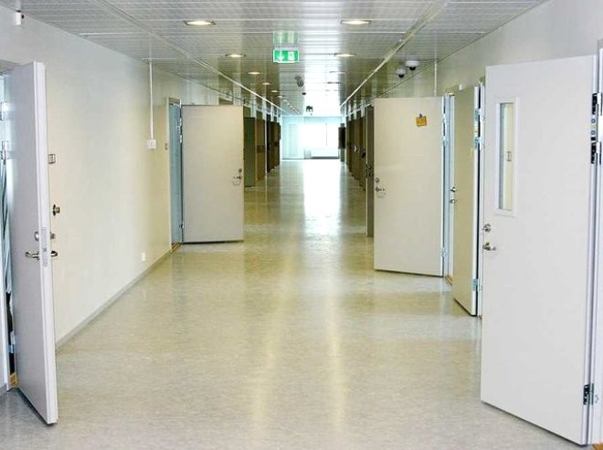 Buranın həbsxana olduğuna heç kim inanmır - İnternet, televizor və gümüş qablarda yemək (FOTOLAR)