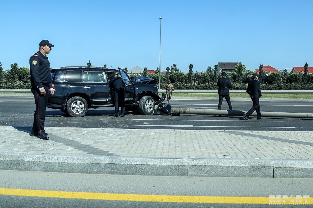 Bakıda "Toyota Land Cruiser" işıq dirəyinə çırpıldı - FOTOLAR