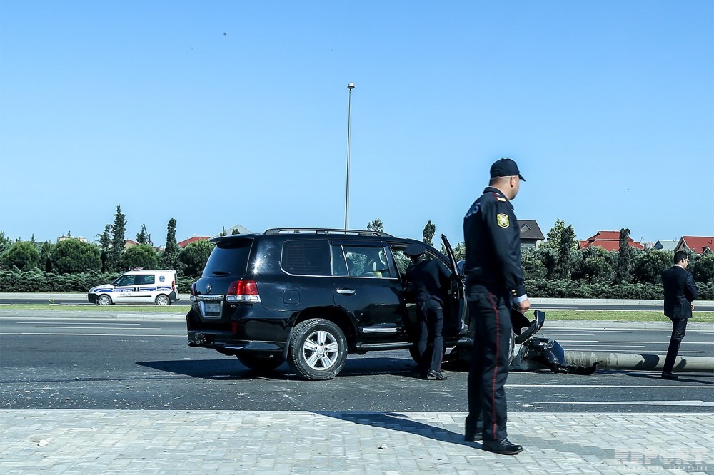 Bakıda "Toyota Land Cruiser" işıq dirəyinə çırpıldı - FOTOLAR