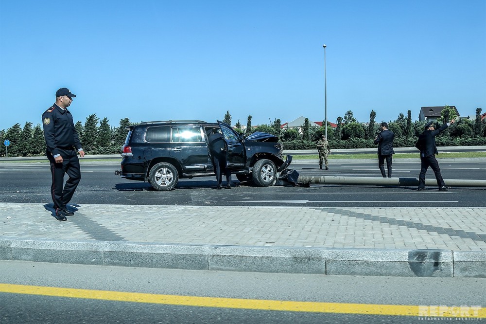 Bakıda "Toyota Land Cruiser" işıq dirəyinə çırpıldı - FOTOLAR
