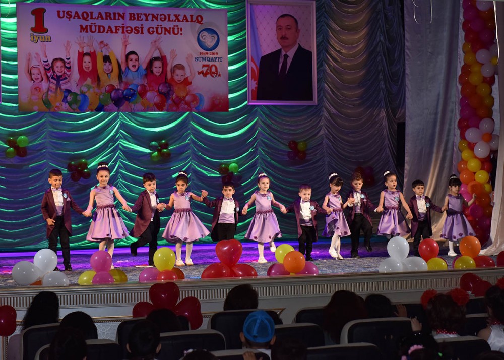 İcra başçısı uşaqlarla birlikdə - FOTOLAR