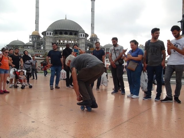 Rus turist 2000 manatlıq velosipediylə hər kəsi təəccübləndirdi - FOTO+VİDEO