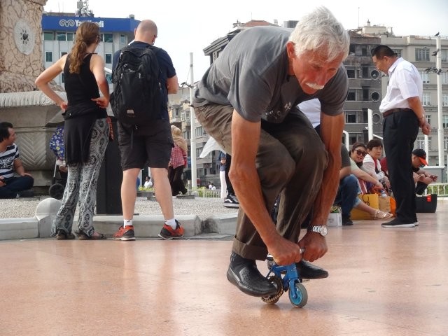 Rus turist 2000 manatlıq velosipediylə hər kəsi təəccübləndirdi - FOTO+VİDEO