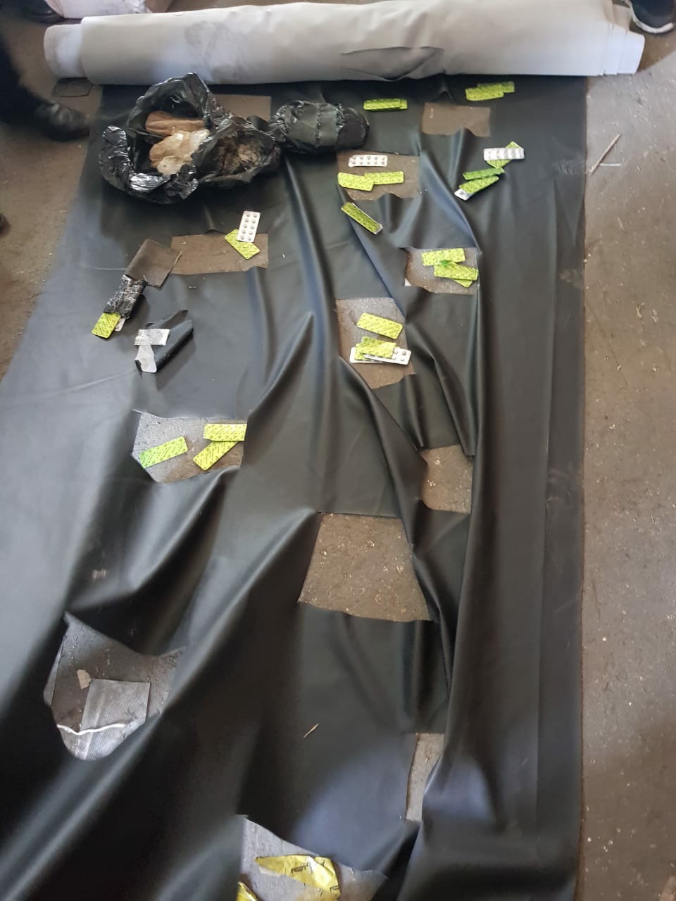 Dəri məmulatlarının içərisində narkotik vasitələr aşkarlandı - FOTO