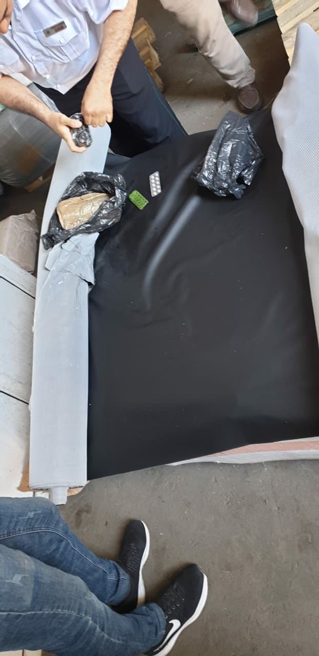 Dəri məmulatlarının içərisində narkotik vasitələr aşkarlandı - FOTO