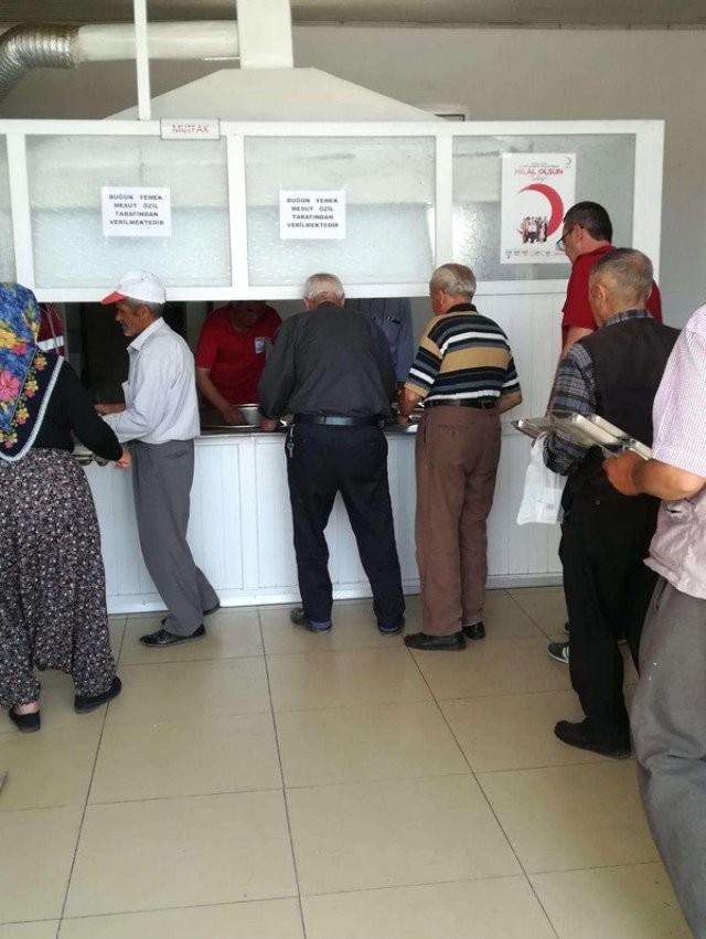 Məsut Özildən örnək addım - FOTO