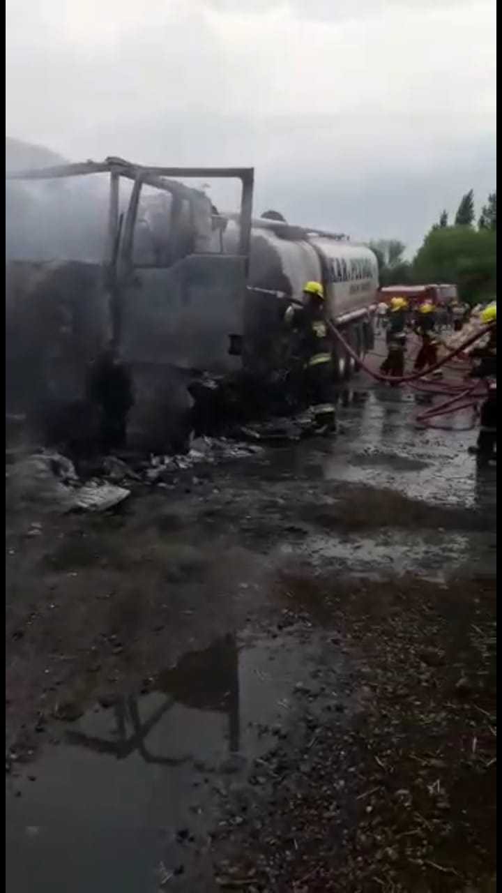 Benzin daşıyan avtomaşın partladı - FOTO