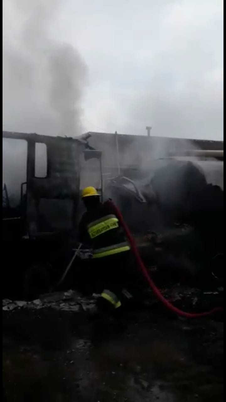 Benzin daşıyan avtomaşın partladı - FOTO