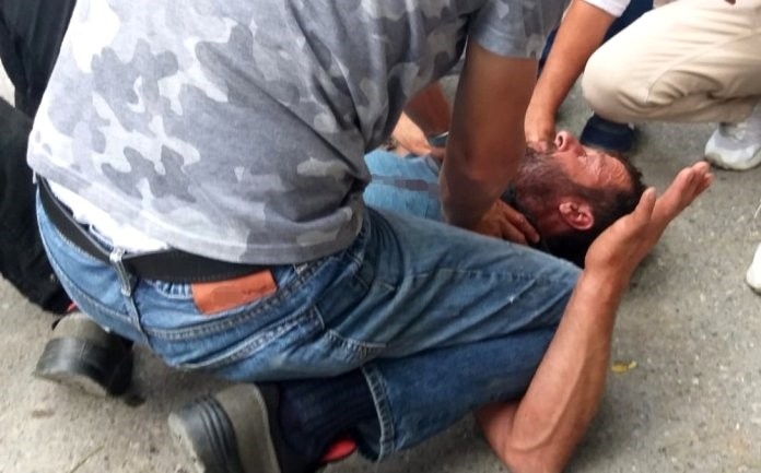 Nişanlısı ilə ayrılan gənc avtobus dayaacağında öz boğazını kəsdi - FOTO