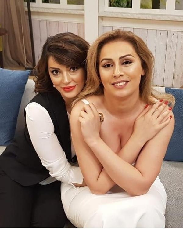 Roza sinəsini açıb əli ilə gizlətməyə çalışdı - FOTO