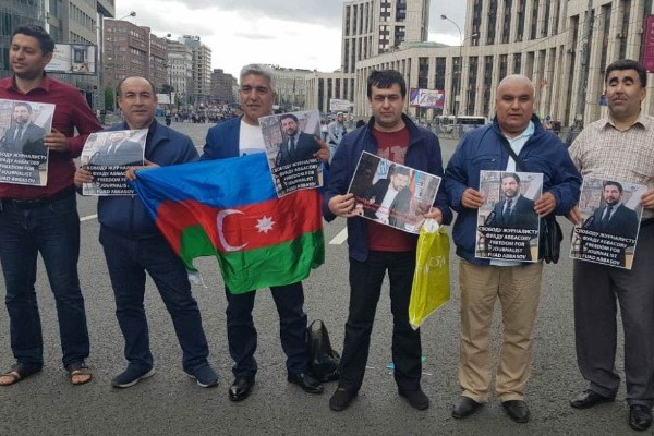 Azərbaycanlılar Fuad Abbasova görə Moskvada aksiya keçirib - Fotolar