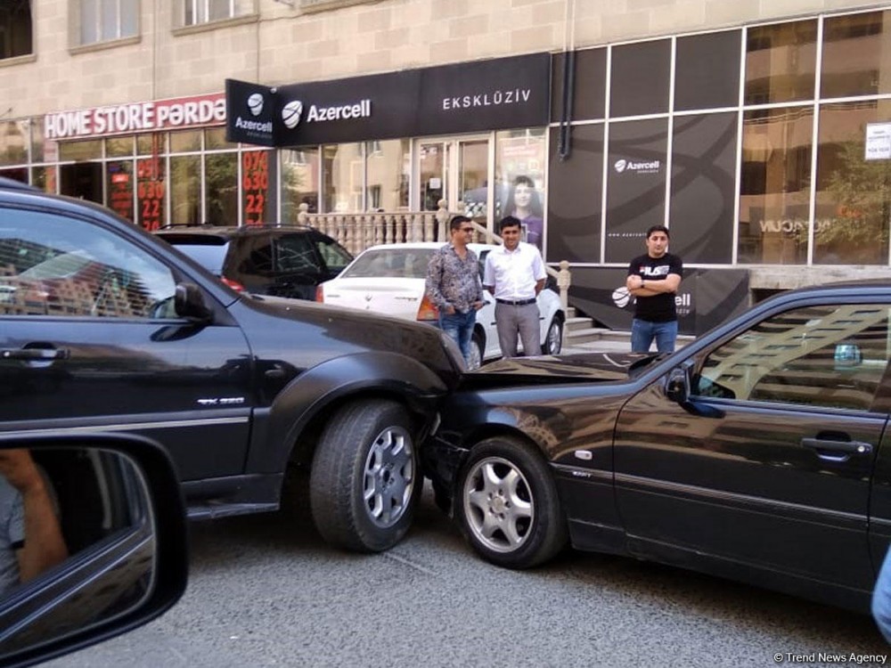 Xırdalanda qəza yolu bağladı - FOTO