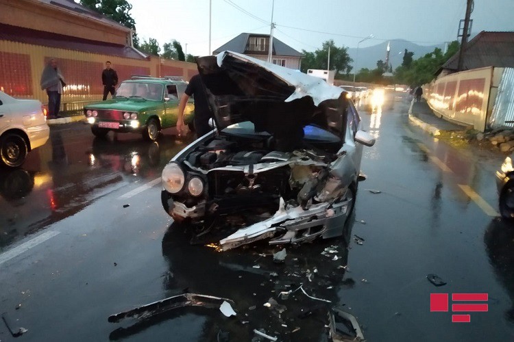 Zaqatalada iki "Mercedes" toqquşdu - Xəsarət alanlar var - FOTO