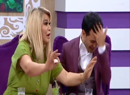 Azərbaycanlı müğənni təyyarədə stüardessa ilə cinsi əlaqədə oldu - FOTO