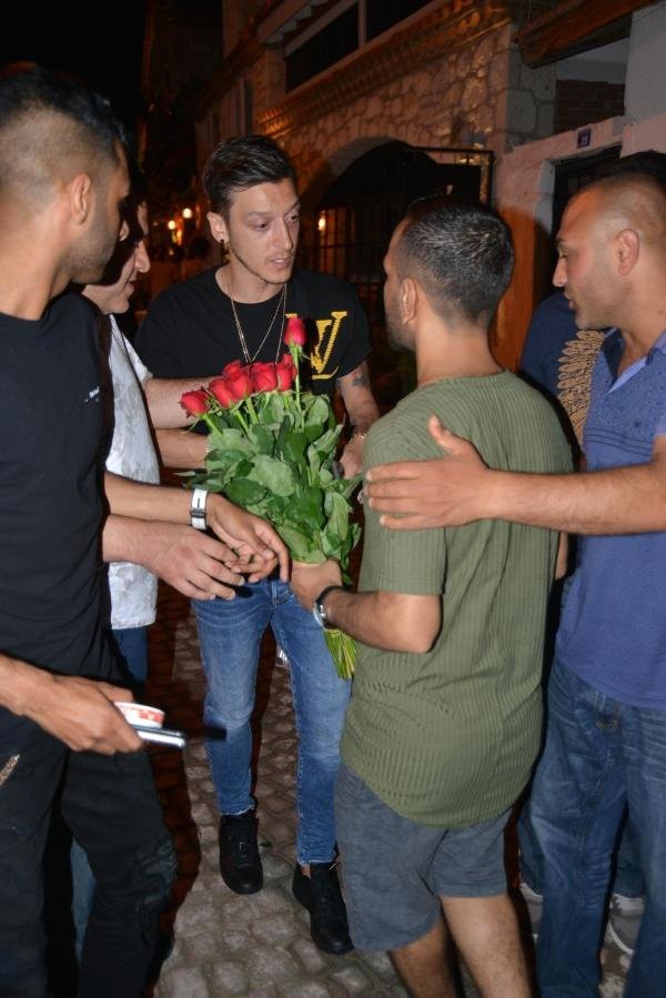 Məsut Özil küçədə satıcılara qışqırdı - FOTO (VİDEO)