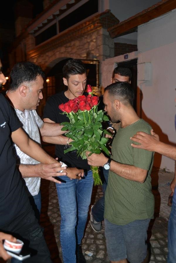 Məsut Özil küçədə satıcılara qışqırdı - FOTO (VİDEO)