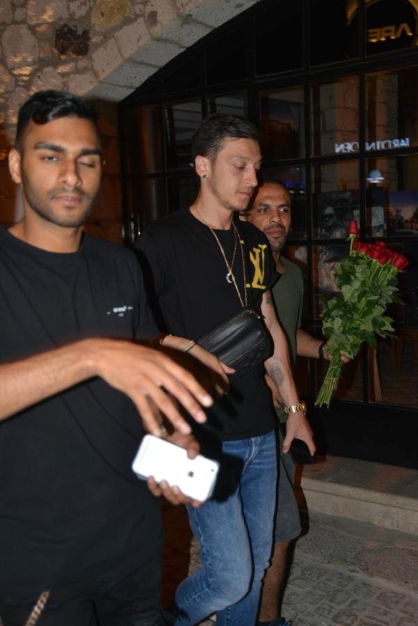 Məsut Özil küçədə satıcılara qışqırdı - FOTO (VİDEO)