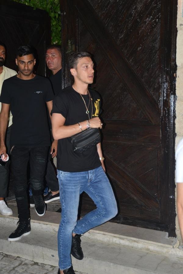 Məsut Özil küçədə satıcılara qışqırdı - FOTO (VİDEO)