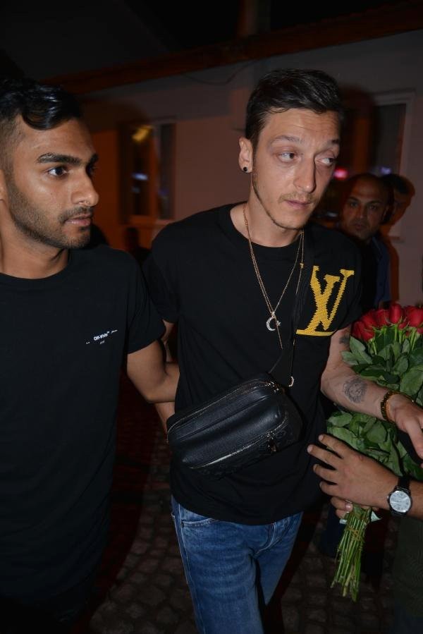 Məsut Özil küçədə satıcılara qışqırdı - FOTO (VİDEO)