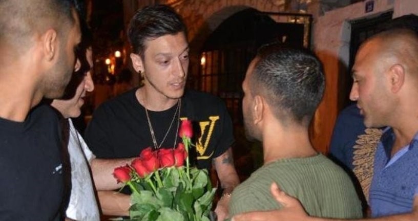 Məsut Özil küçədə satıcılara qışqırdı - FOTO (VİDEO)