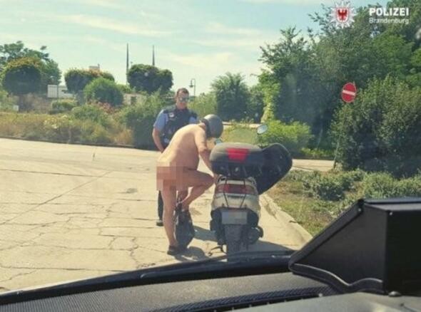 İstiyə görə, çılpaq motosiklet sürdü - Polis ona haqq verdi (FOTO)