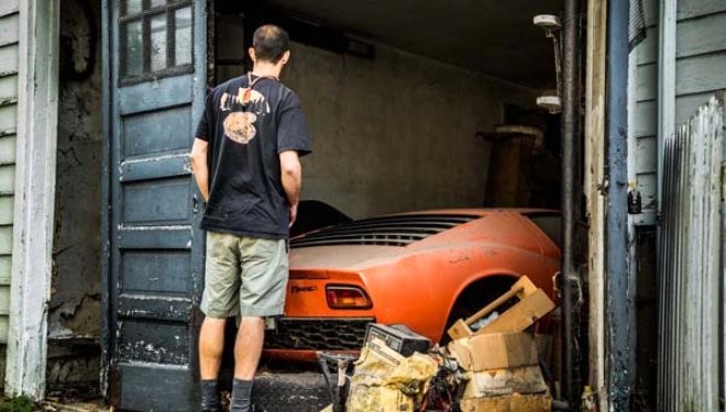 Hərracda orta təmirli ev aldı - Qarajdan "Lamborghini" çıxdı (FOTOLAR)