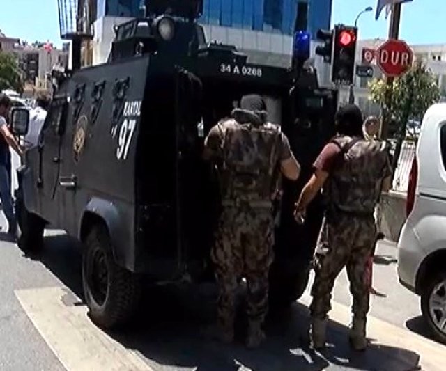 Ticarət mərkəzində sevgilisi ilə mübahisə etdi - Başına silah dayadı...  (FOTO)