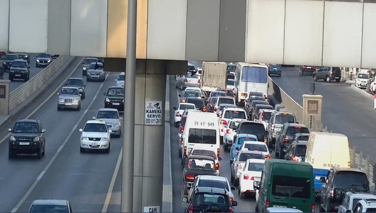 Yol qəzası tıxaca səbəb oldu - FOTO