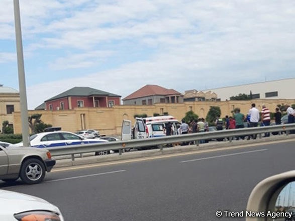 Çimərliyə gedən qadını maşın vurub xəstəxanalıq etdi - FOTO