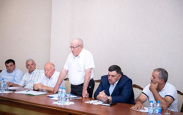 İnam Kərimov fermerlərlə görüşdü - FOTO