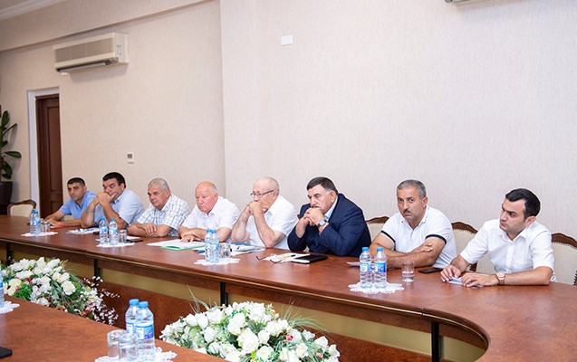 İnam Kərimov fermerlərlə görüşdü - FOTO