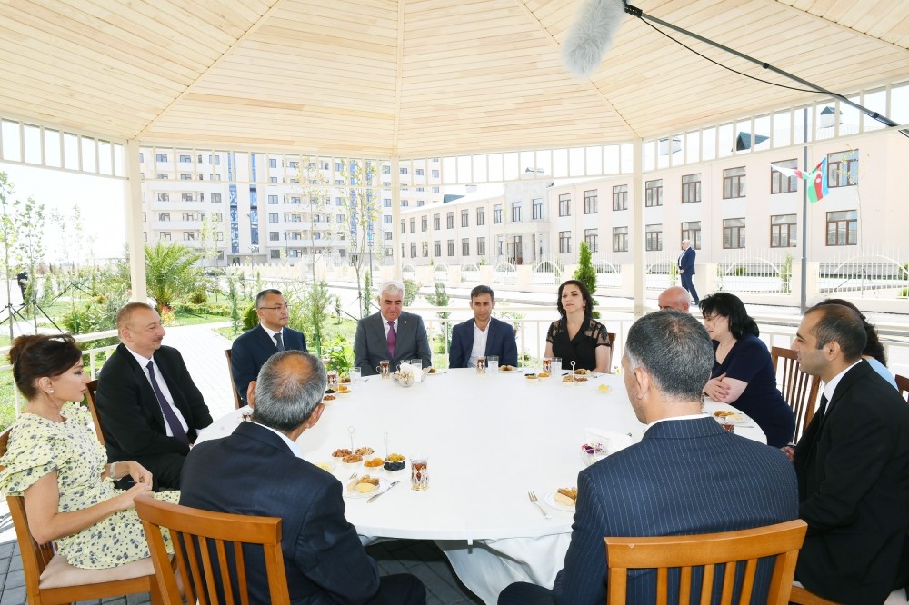İlham Əliyev və  xanımı kompleksinin açılışında