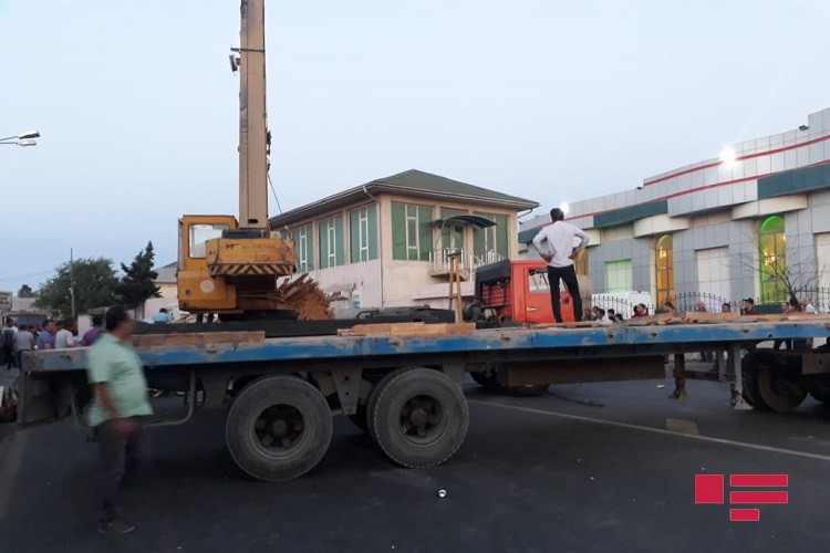 Bakıda yük maşını aşdı - FOTO
