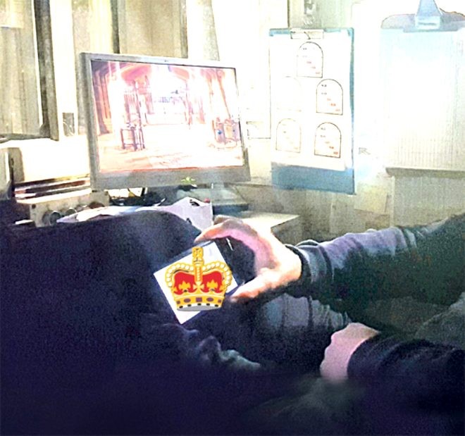 10 milyardlıq zinət əşyalarını qoruyan mühafizəçi iş başında porno film izlədi  - Ölkə qarışdı  (FOTO)