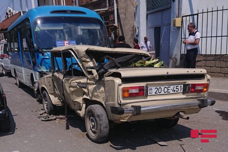 Azərbaycanda QƏZA: Avtobus maşına ÇIRPILDI (FOTO)