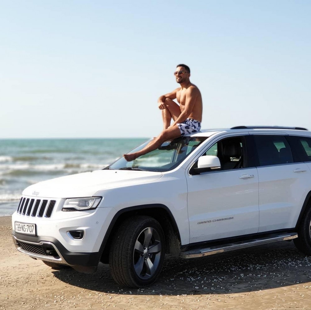 Kərimdən yarıçılpaq pozlar - FOTOLAR