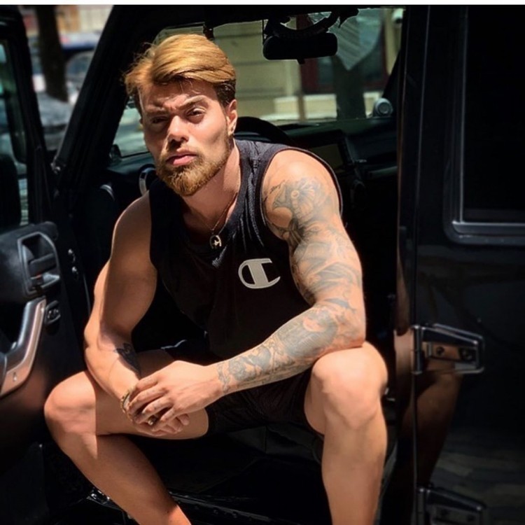 Azərbaycanın iki məşhur kişisi ombasını böyütdürdü - FOTO