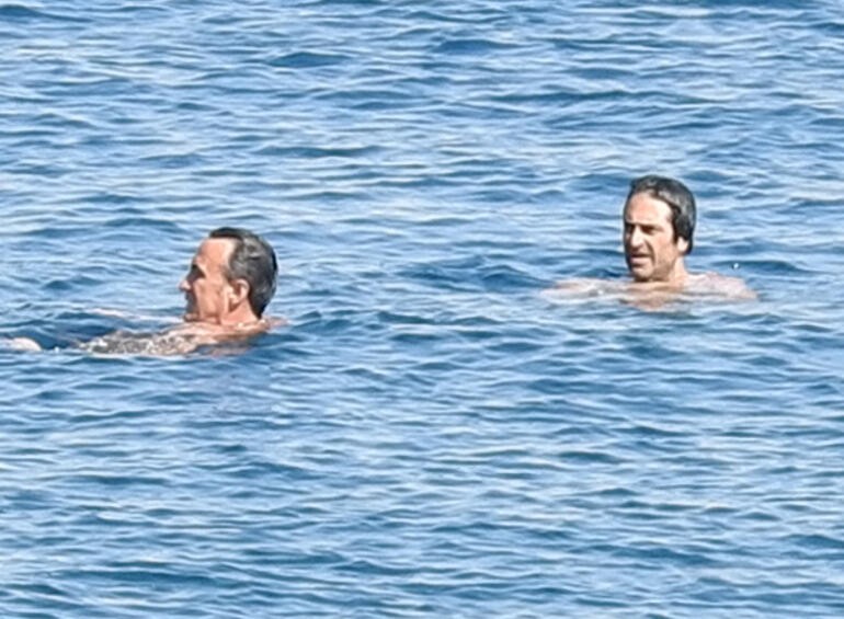 Həyat yoldaşını və  qızını otaqda qoyub çimərliyə gedən müğənni - Dostu ilə... (FOTO)