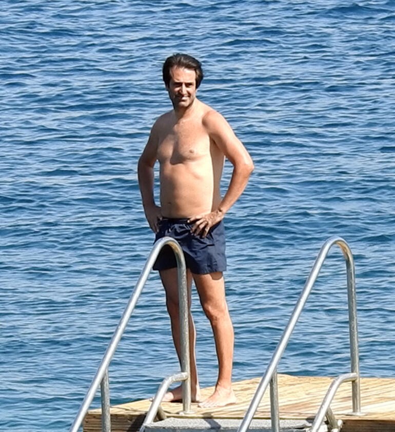 Həyat yoldaşını və  qızını otaqda qoyub çimərliyə gedən müğənni - Dostu ilə... (FOTO)