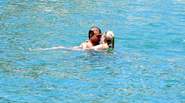 Məşhur aktrisa əri ilə öpüşərkən görüntüləndi - FOTO + VİDEO
