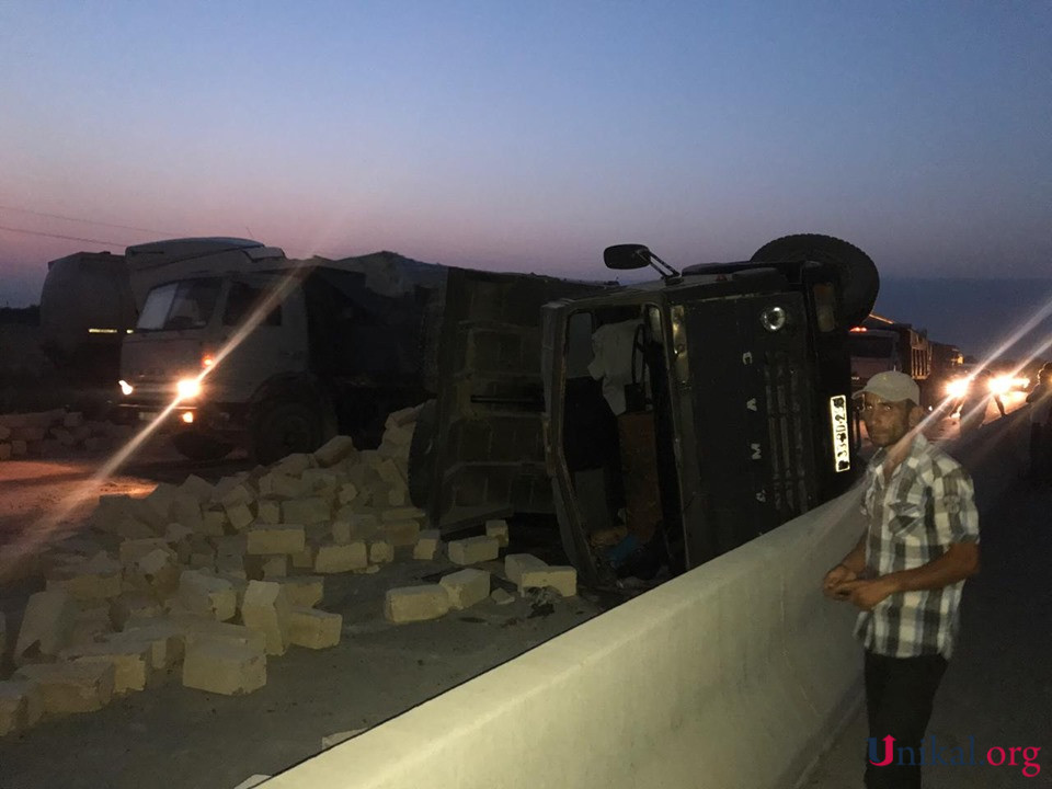 Yanacaq daşıyan maşın  "Kamaz"a çırpıldı - Xəsarət alan var