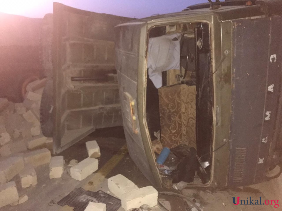 Yanacaq daşıyan maşın  "Kamaz"a çırpıldı - Xəsarət alan var
